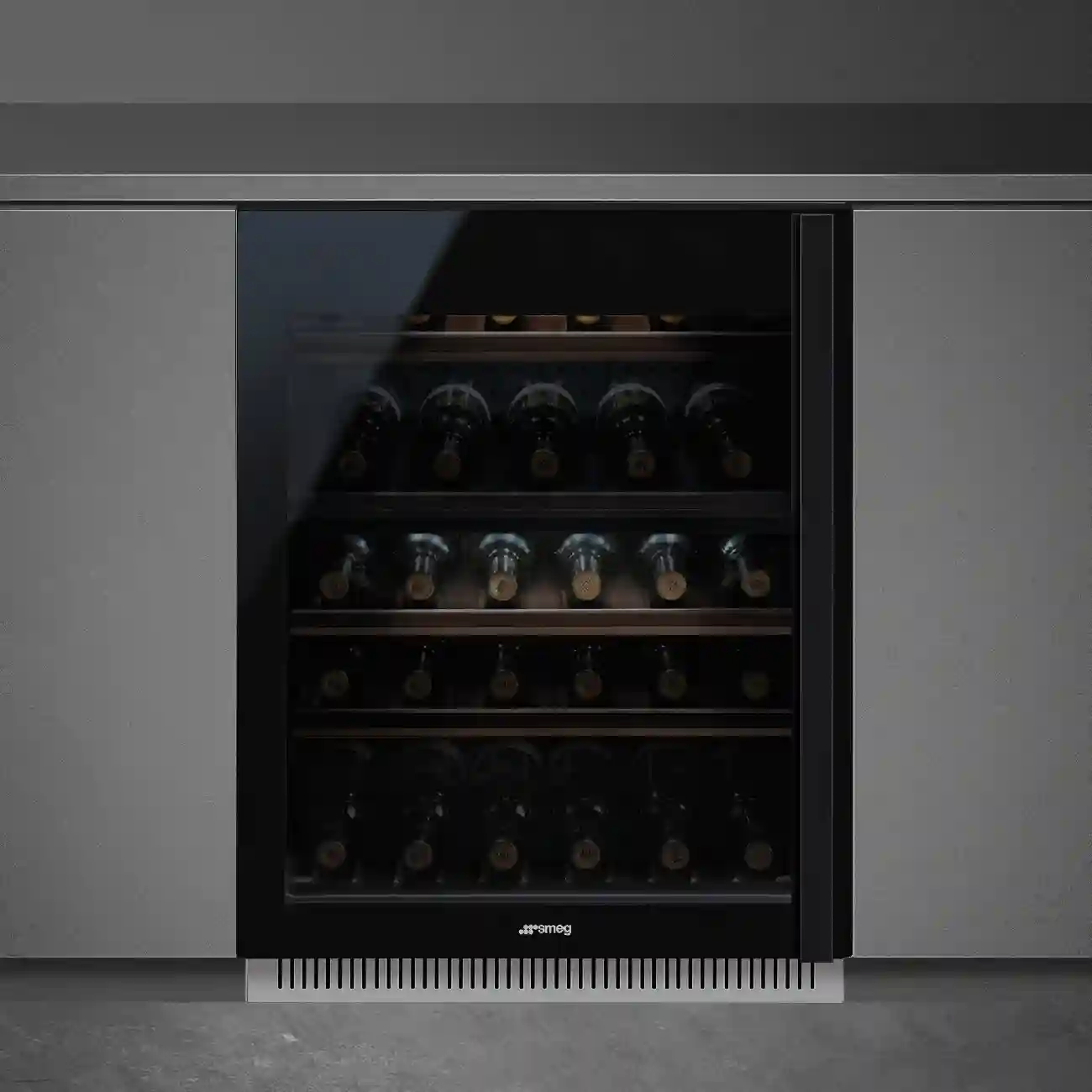 Встраиваемый винный шкаф SMEG CVI638LN3